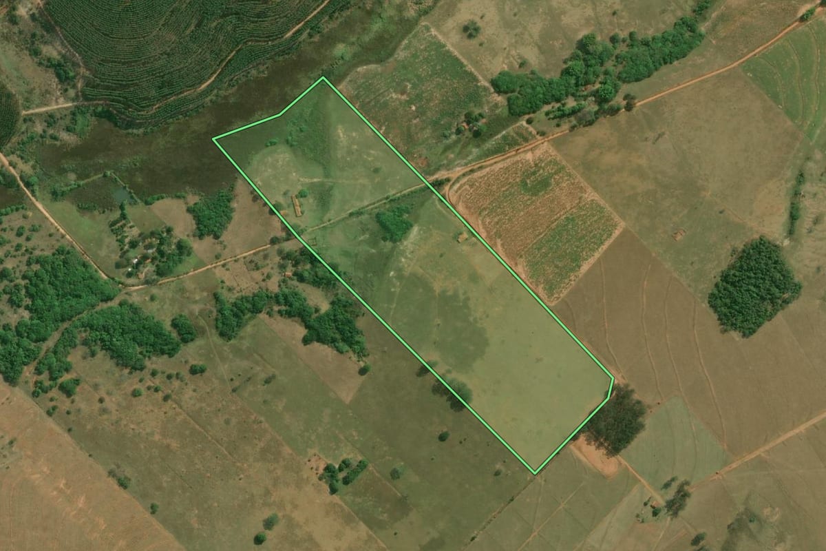 Imagem de satélite do imóvel rural em Avaí (SP), com o contorno declarado no CAR desenhado por cima.