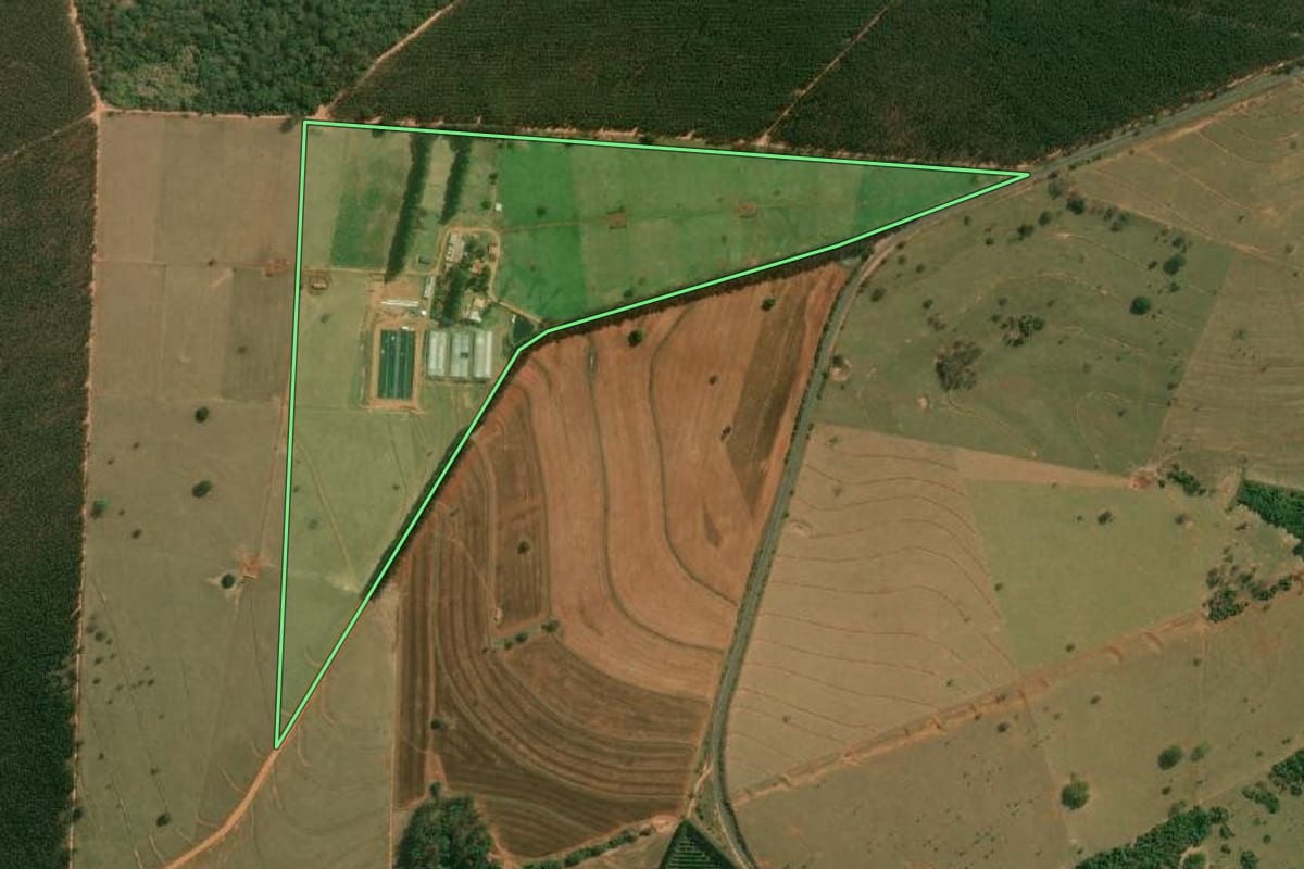 Imagem de satélite do imóvel rural em Avaí (SP), com o contorno declarado no CAR desenhado por cima.
