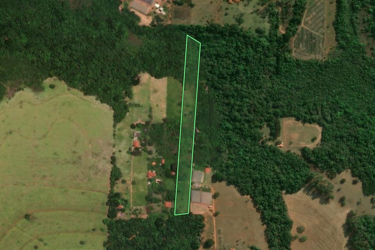 Imagem de satélite do imóvel rural em Avaí (SP), com o contorno declarado no CAR desenhado por cima.
