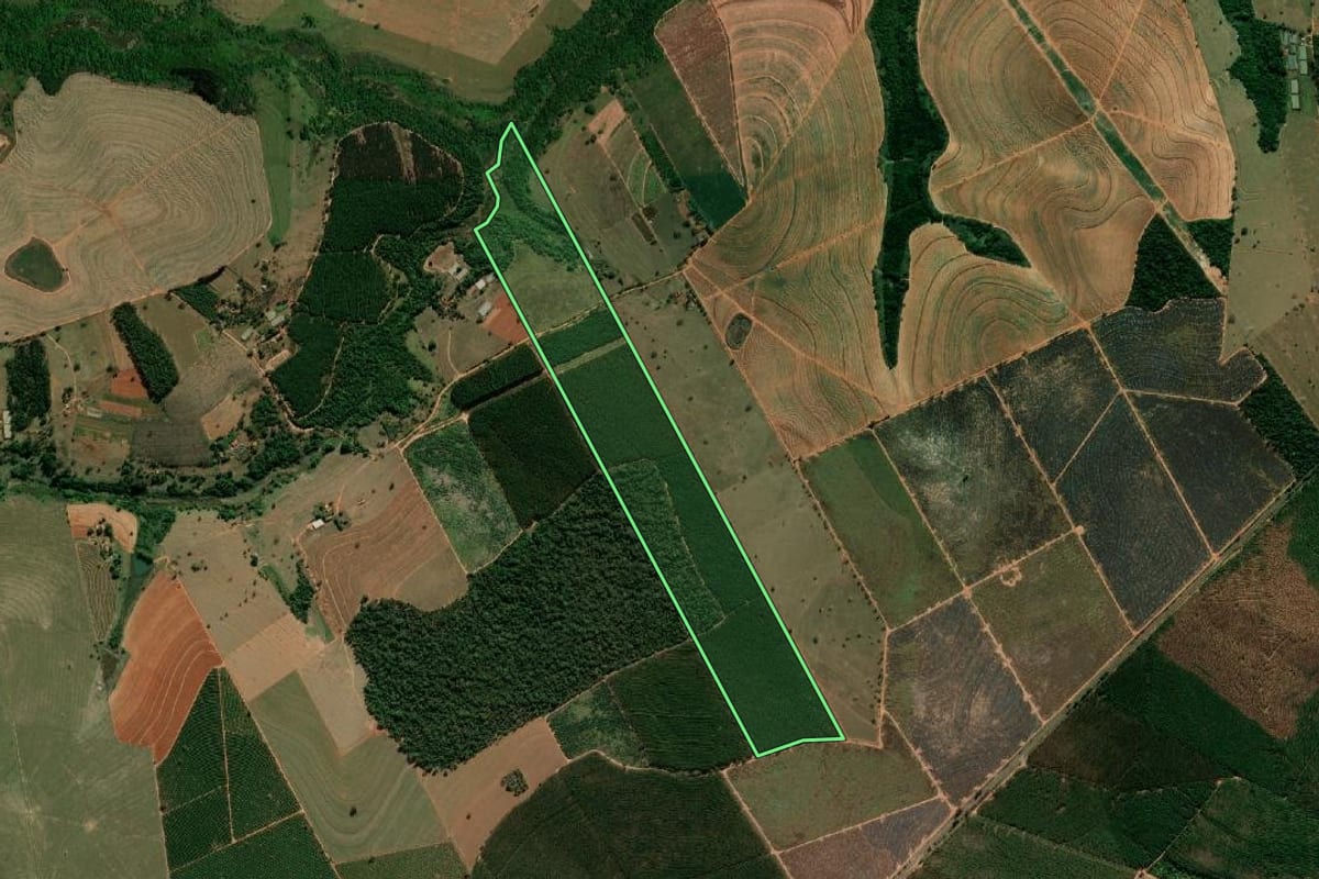 Imagem de satélite do imóvel rural em Avaí (SP), com o contorno declarado no CAR desenhado por cima.