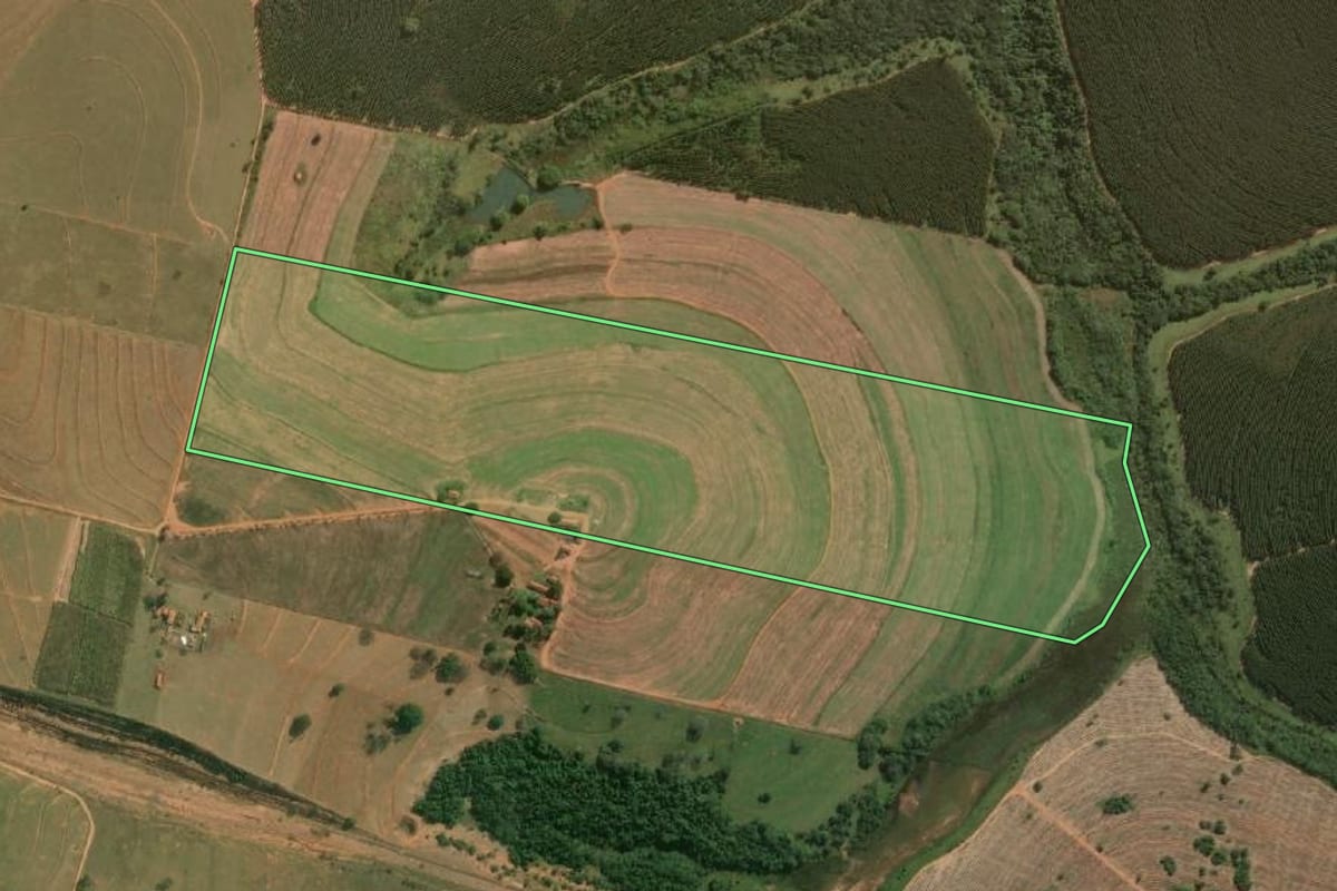Imagem de satélite do imóvel rural em Avaí (SP), com o contorno declarado no CAR desenhado por cima.