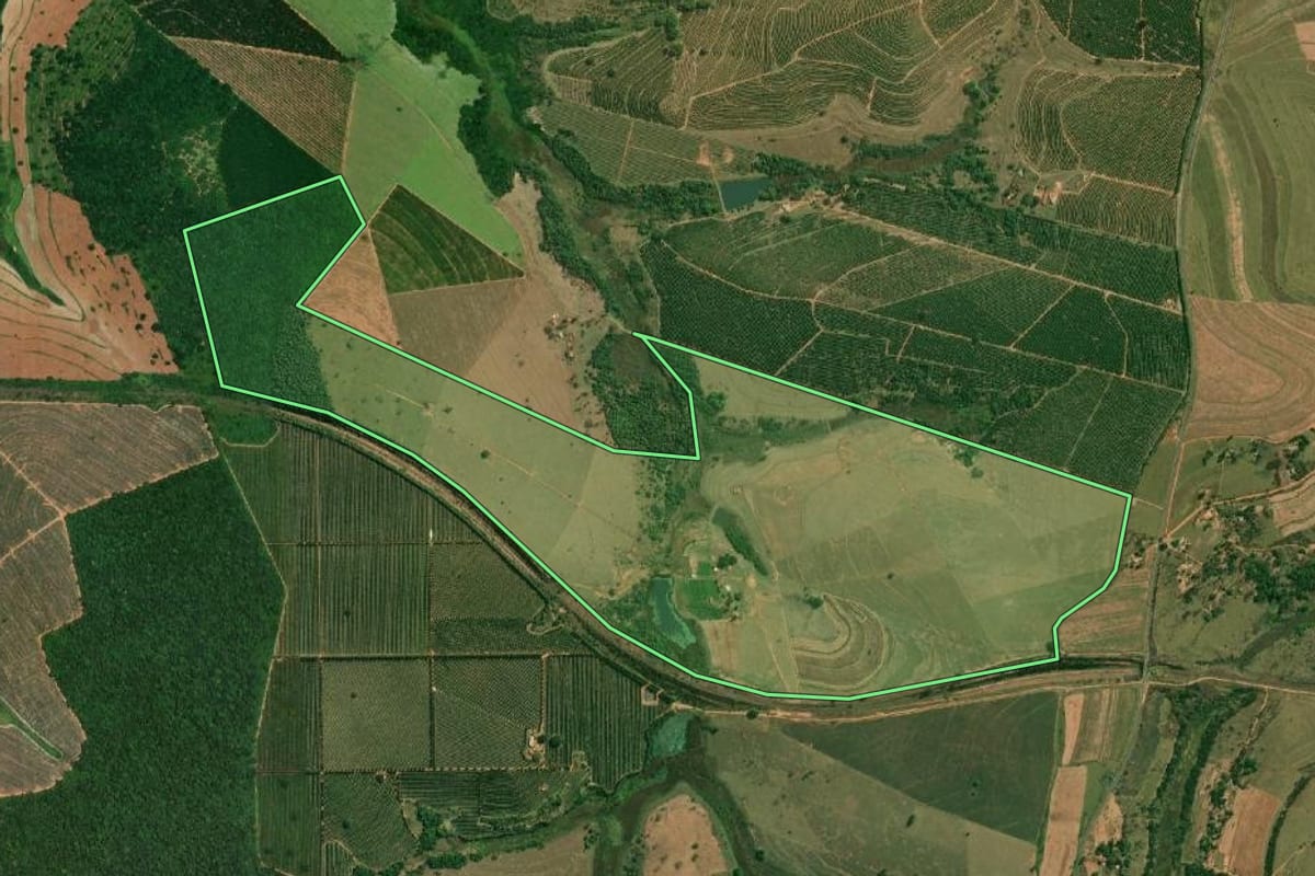 Imagem de satélite do imóvel rural em Avaí (SP), com o contorno declarado no CAR desenhado por cima.