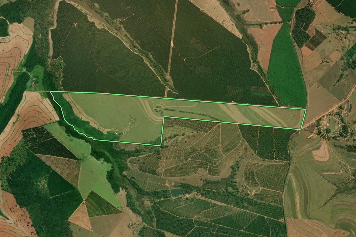 Imagem de satélite do imóvel rural em Avaí (SP), com o contorno declarado no CAR desenhado por cima.