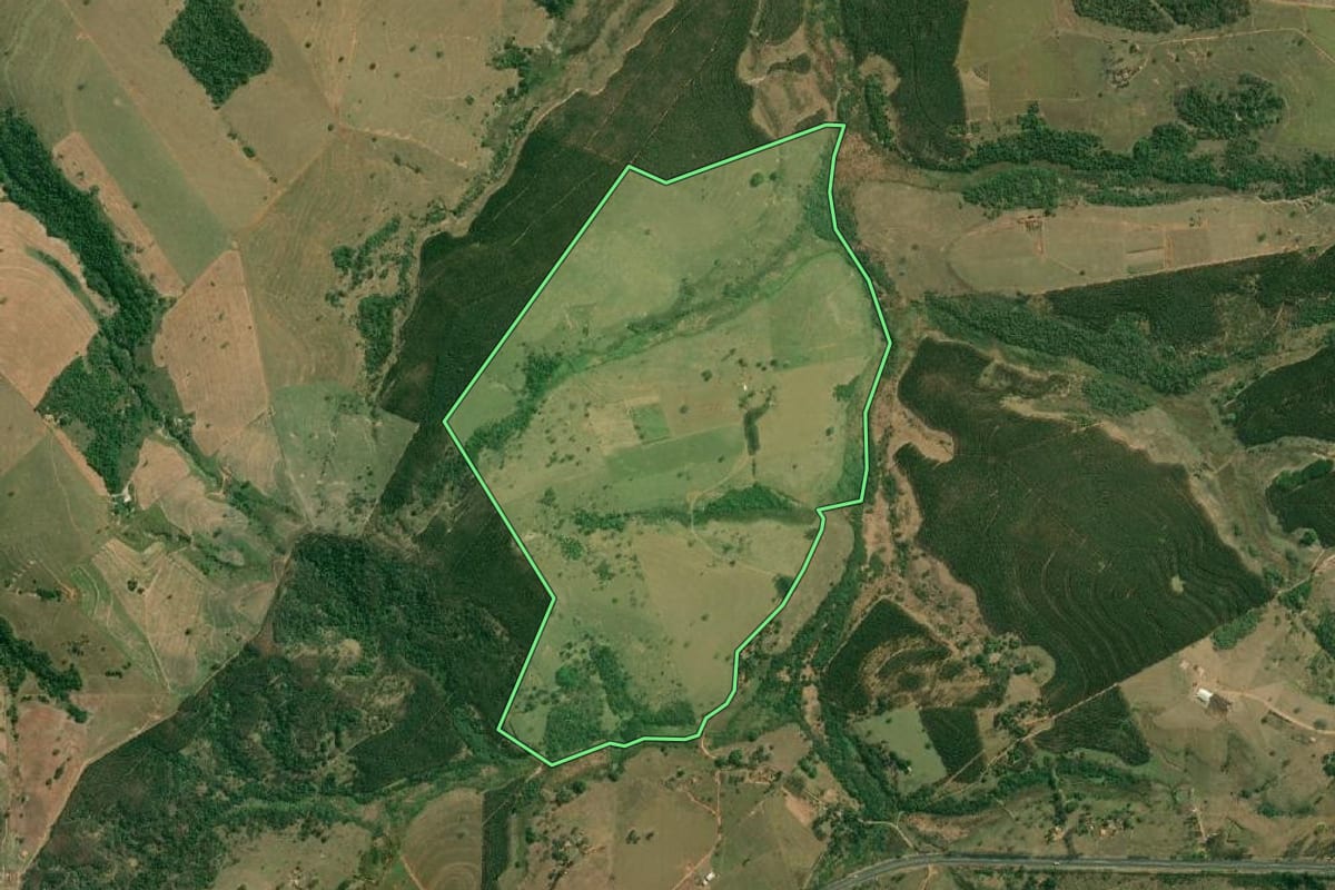 Imagem de satélite do imóvel rural em Avaí (SP), com o contorno declarado no CAR desenhado por cima.