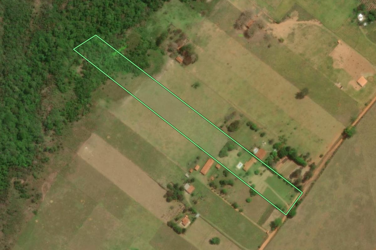 Imagem de satélite do imóvel rural em Avaí (SP), com o contorno declarado no CAR desenhado por cima.