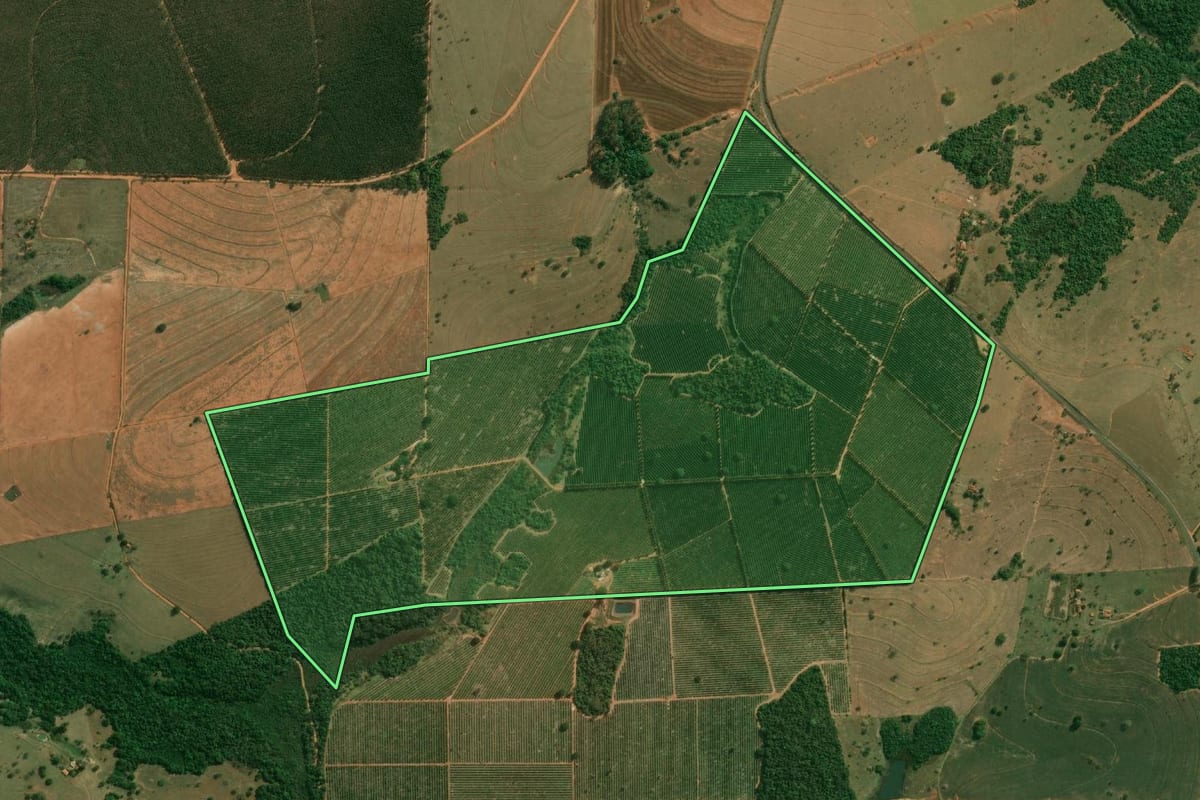 Imagem de satélite do imóvel rural em Avaí (SP), com o contorno declarado no CAR desenhado por cima.