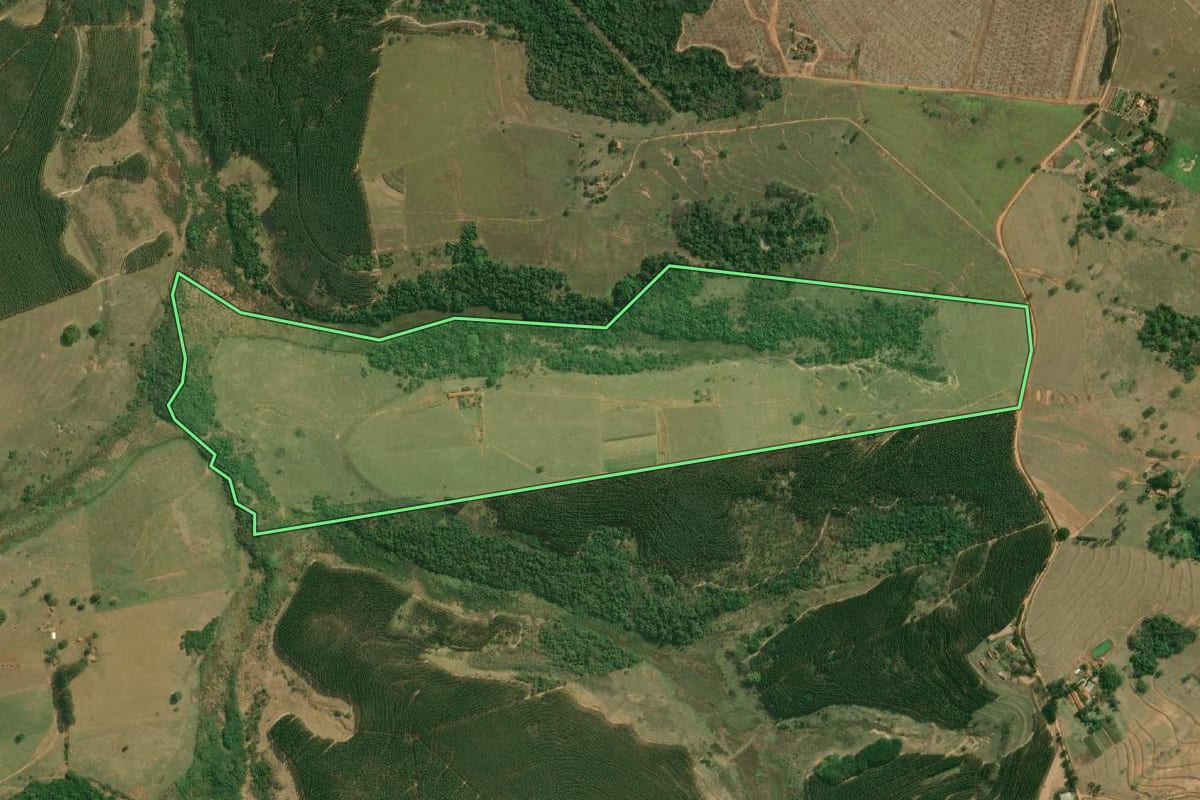 Imagem de satélite do imóvel rural em Avaí (SP), com o contorno declarado no CAR desenhado por cima.