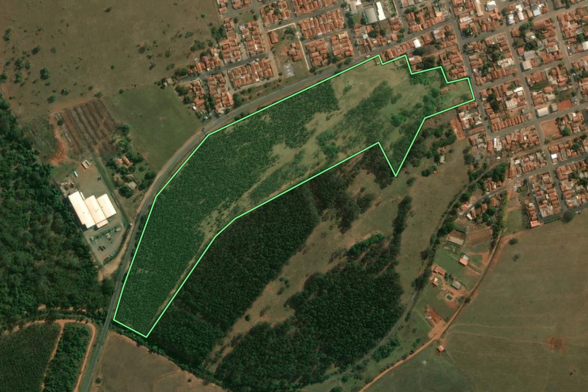 Imagem de satélite do imóvel rural em Avaí (SP), com o contorno declarado no CAR desenhado por cima.