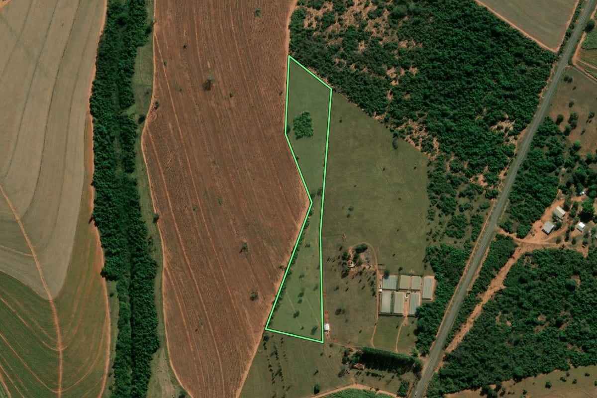 Imagem de satélite do imóvel rural em Avaí (SP), com o contorno declarado no CAR desenhado por cima.
