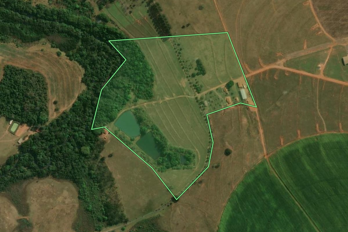 Imagem de satélite do imóvel rural em Avaí (SP), com o contorno declarado no CAR desenhado por cima.