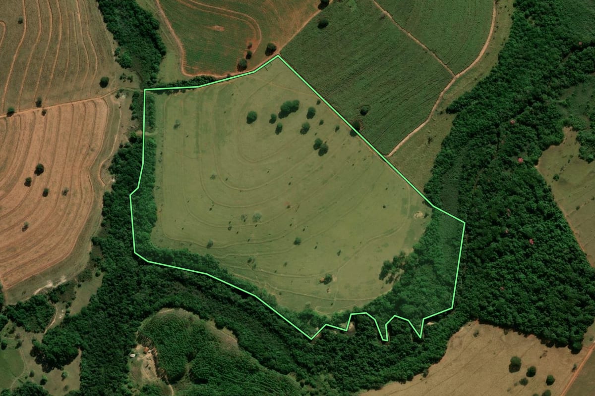 Imagem de satélite do imóvel rural em Avaí (SP), com o contorno declarado no CAR desenhado por cima.