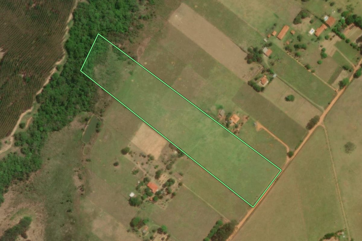 Imagem de satélite do imóvel rural em Avaí (SP), com o contorno declarado no CAR desenhado por cima.