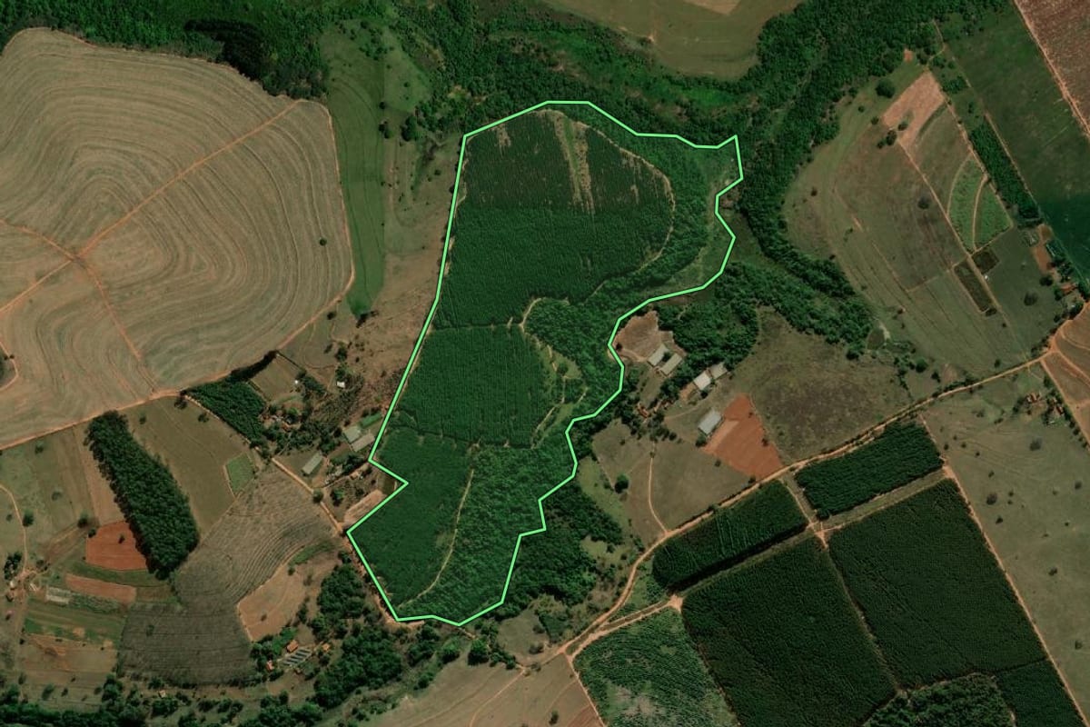 Imagem de satélite do imóvel rural em Avaí (SP), com o contorno declarado no CAR desenhado por cima.