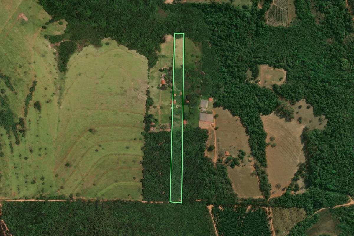 Imagem de satélite do imóvel rural em Avaí (SP), com o contorno declarado no CAR desenhado por cima.