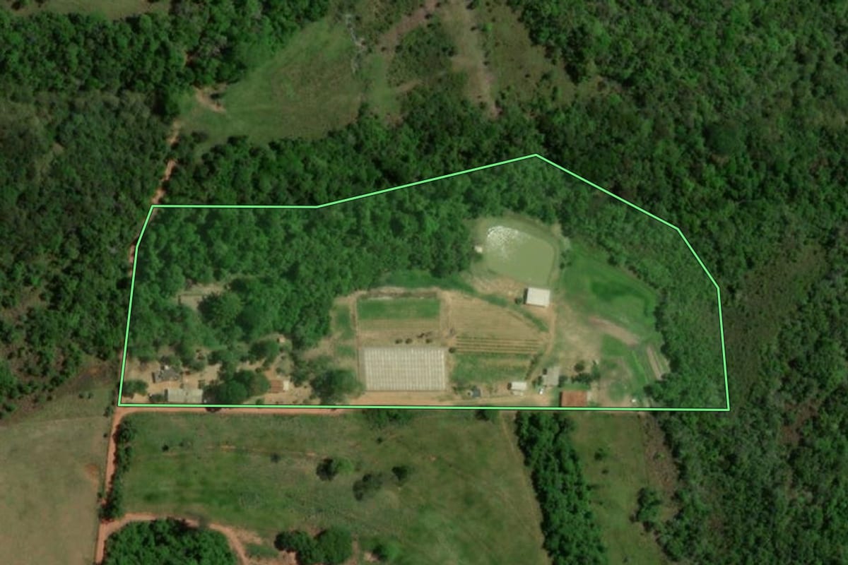 Imagem de satélite do imóvel rural em Avaí (SP), com o contorno declarado no CAR desenhado por cima.