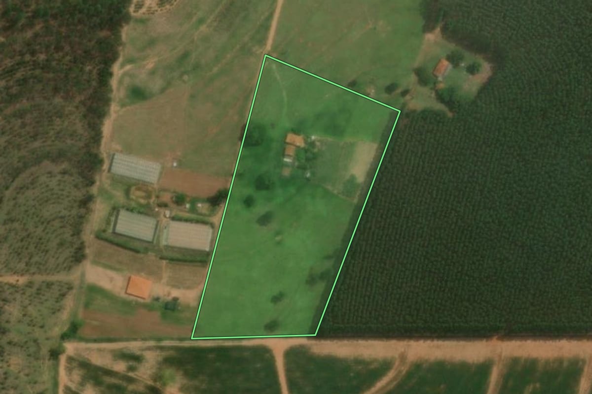 Imagem de satélite do imóvel rural em Avaí (SP), com o contorno declarado no CAR desenhado por cima.