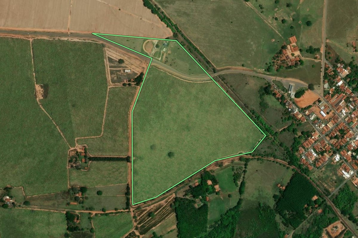 Imagem de satélite do imóvel rural em Avanhandava (SP), com o contorno declarado no CAR desenhado por cima.