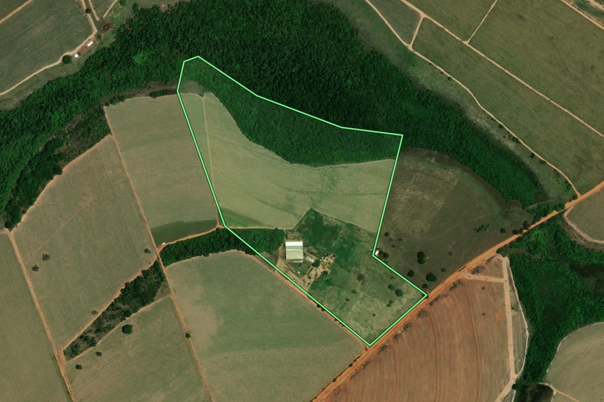 Imagem de satélite do imóvel rural em Avanhandava (SP), com o contorno declarado no CAR desenhado por cima.