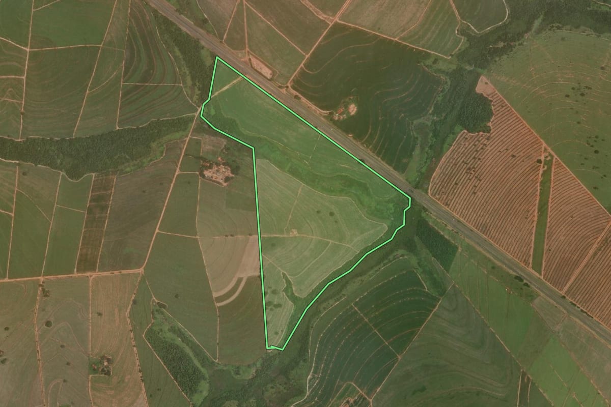 Imagem de satélite do imóvel rural em Avanhandava (SP), com o contorno declarado no CAR desenhado por cima.