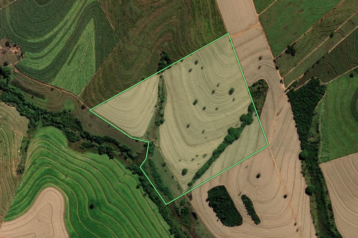 Imagem de satélite do imóvel rural em Avanhandava (SP), com o contorno declarado no CAR desenhado por cima.