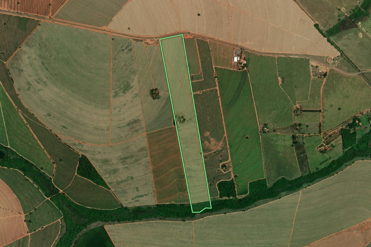 Imagem de satélite do imóvel rural em Avanhandava (SP), com o contorno declarado no CAR desenhado por cima.