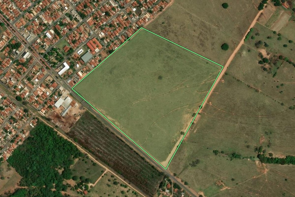 Imagem de satélite do imóvel rural em Avanhandava (SP), com o contorno declarado no CAR desenhado por cima.