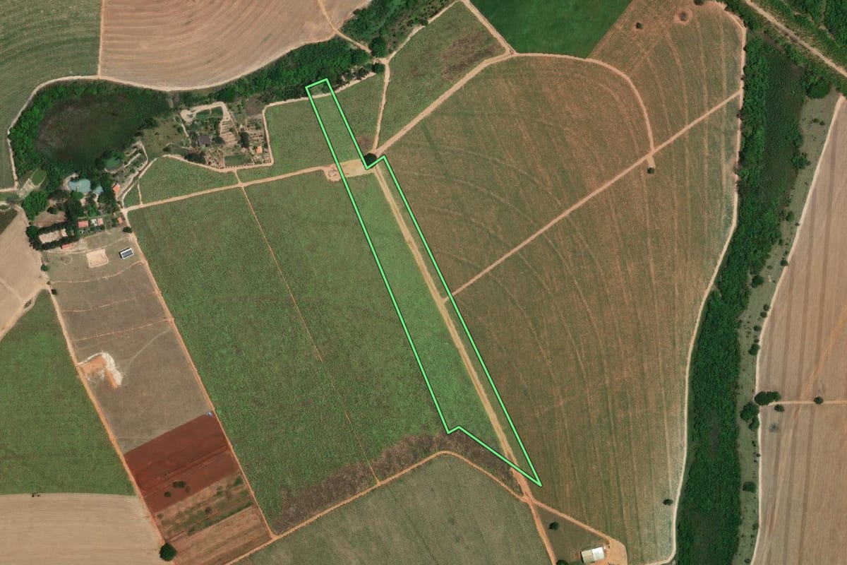 Imagem de satélite do imóvel rural em Avanhandava (SP), com o contorno declarado no CAR desenhado por cima.