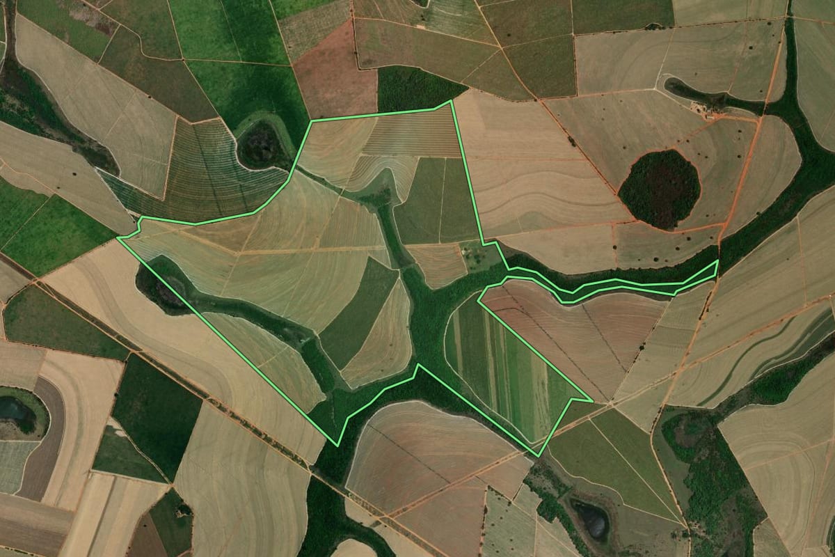 Imagem de satélite do imóvel rural em Avanhandava (SP), com o contorno declarado no CAR desenhado por cima.