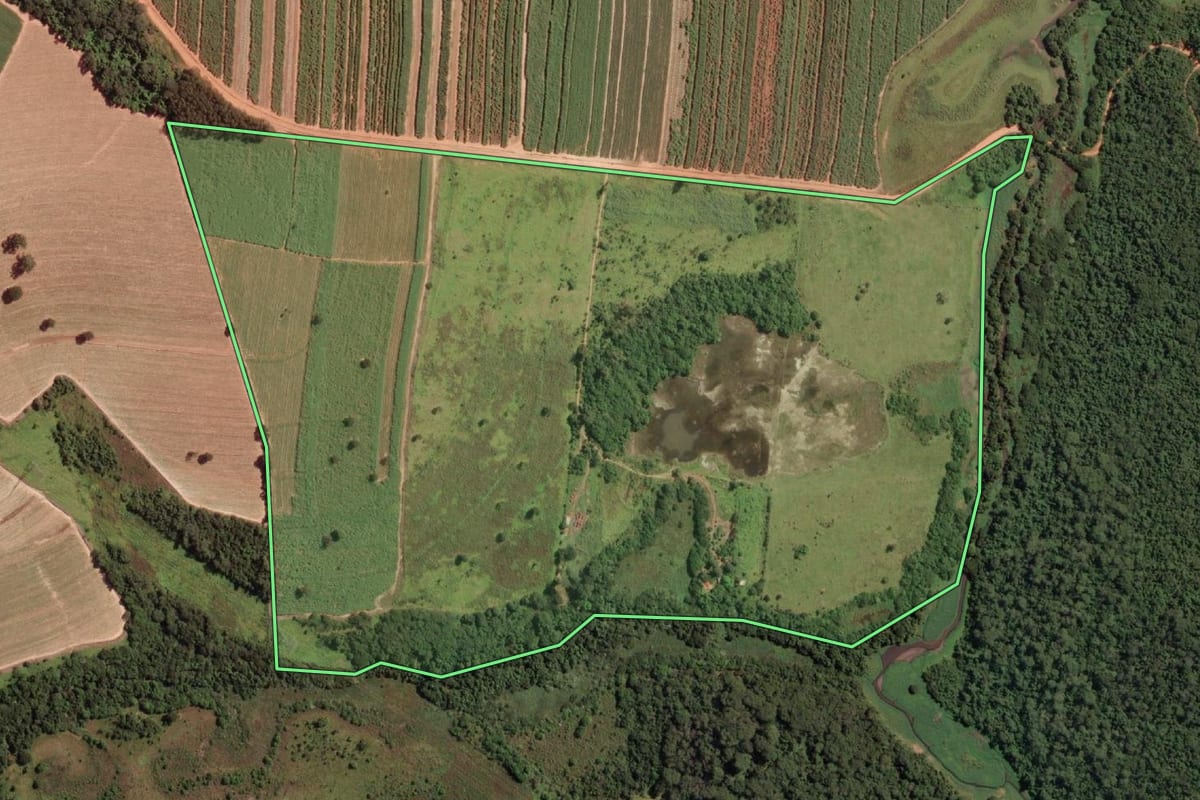 Imagem de satélite do imóvel rural em Avanhandava (SP), com o contorno declarado no CAR desenhado por cima.