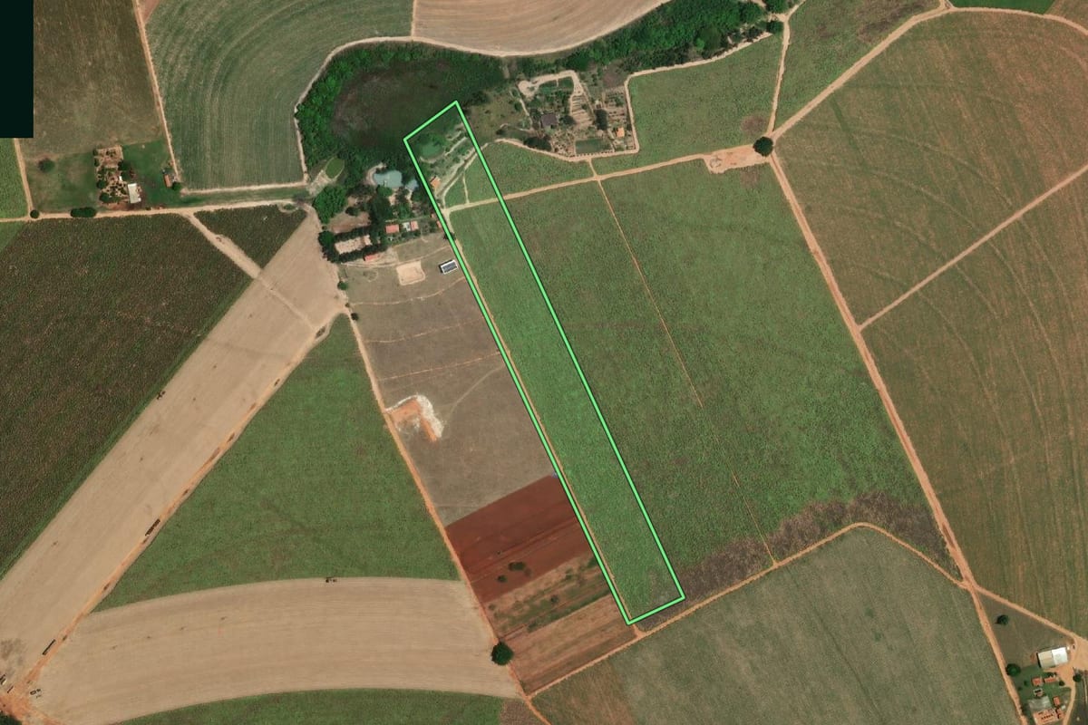 Imagem de satélite do imóvel rural em Avanhandava (SP), com o contorno declarado no CAR desenhado por cima.