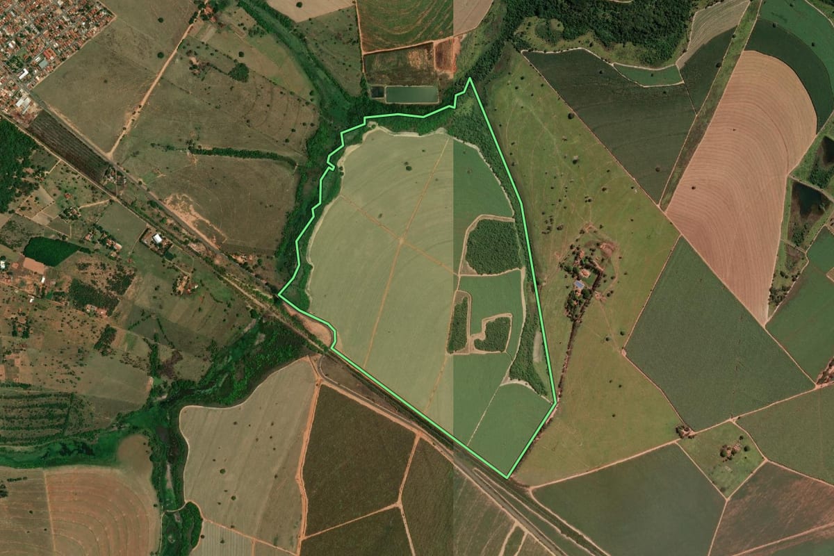Imagem de satélite do imóvel rural em Avanhandava (SP), com o contorno declarado no CAR desenhado por cima.