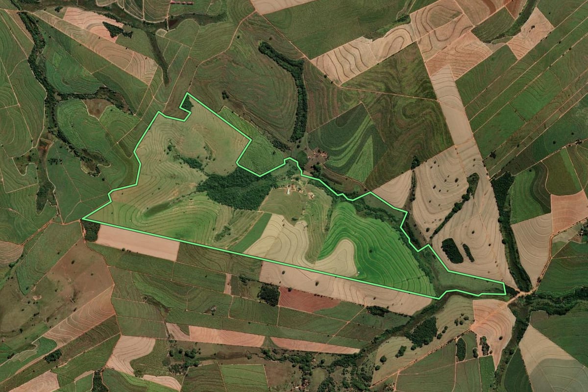 Imagem de satélite do imóvel rural em Avanhandava (SP), com o contorno declarado no CAR desenhado por cima.