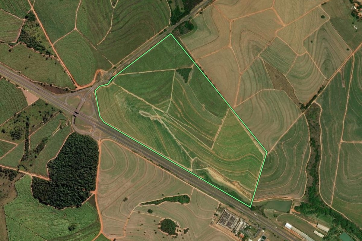 Imagem de satélite do imóvel rural em Avanhandava (SP), com o contorno declarado no CAR desenhado por cima.