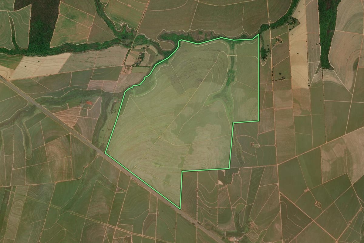 Imagem de satélite do imóvel rural em Avanhandava (SP), com o contorno declarado no CAR desenhado por cima.