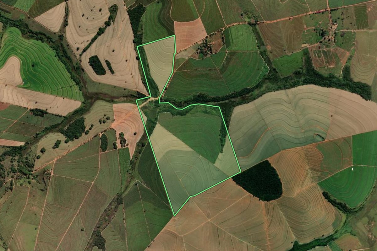 Imagem de satélite do imóvel rural em Avanhandava (SP), com o contorno declarado no CAR desenhado por cima.