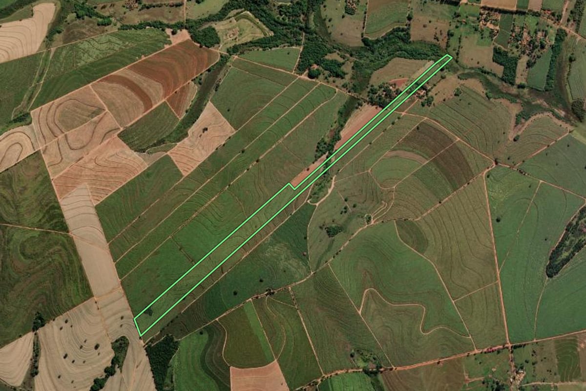 Imagem de satélite do imóvel rural em Avanhandava (SP), com o contorno declarado no CAR desenhado por cima.
