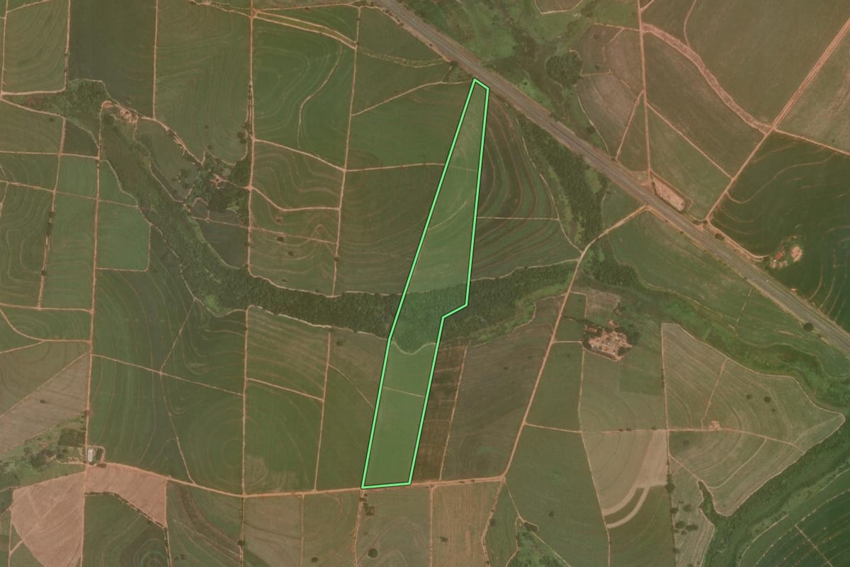 Imagem de satélite do imóvel rural em Avanhandava (SP), com o contorno declarado no CAR desenhado por cima.