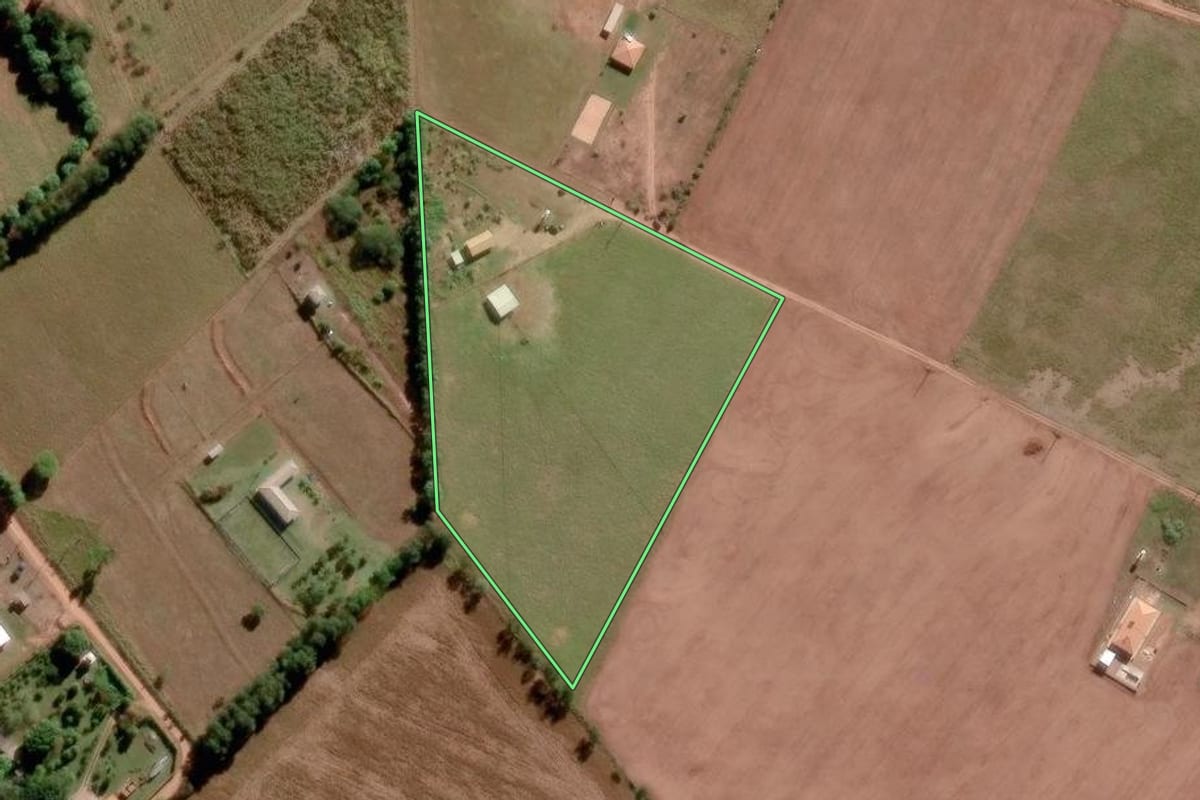 Imagem de satélite do imóvel rural em Avaré (SP), com o contorno declarado no CAR desenhado por cima.