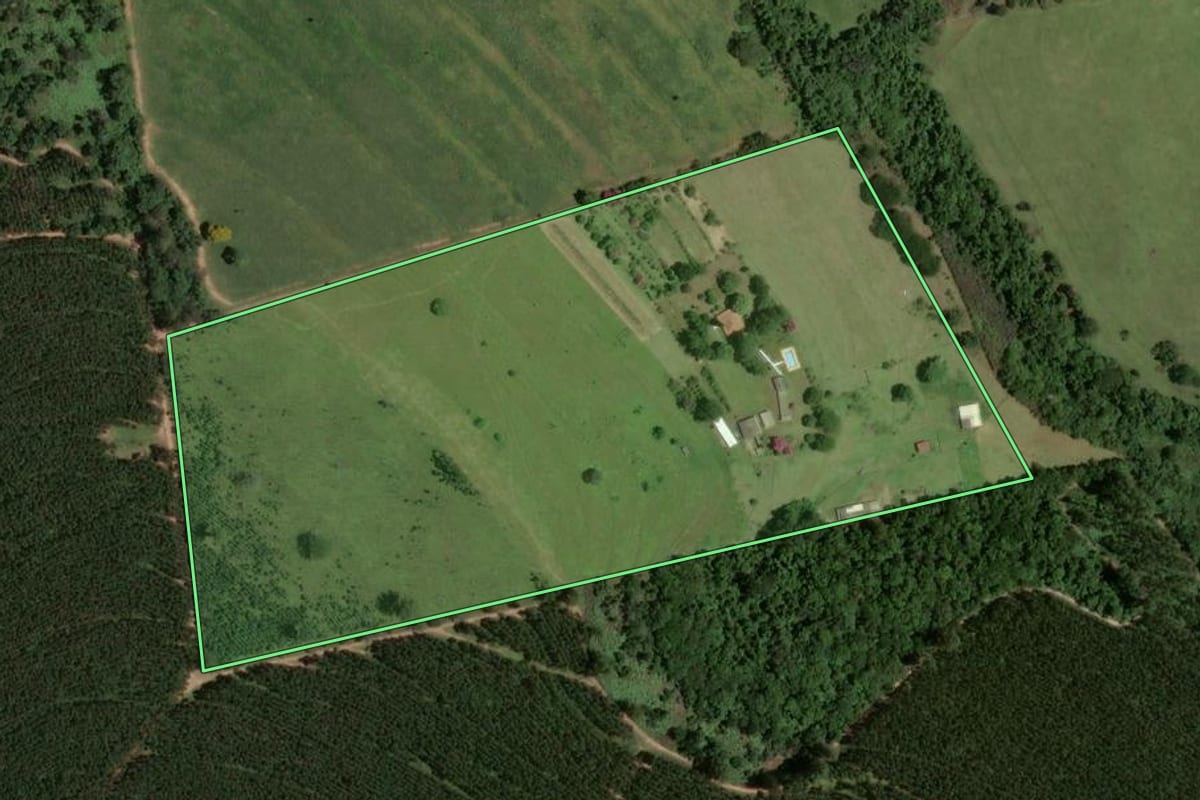 Imagem de satélite do imóvel rural em Avaré (SP), com o contorno declarado no CAR desenhado por cima.
