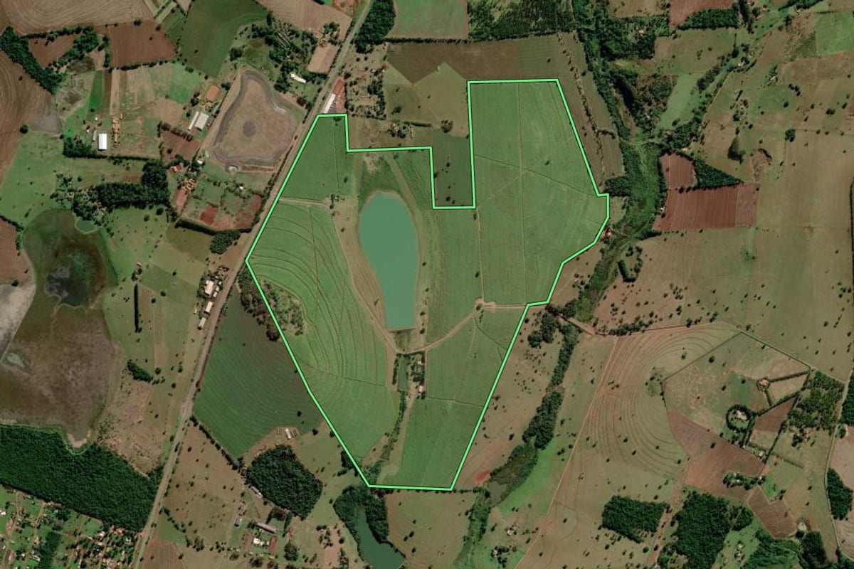Imagem de satélite do imóvel rural em Avaré (SP), com o contorno declarado no CAR desenhado por cima.
