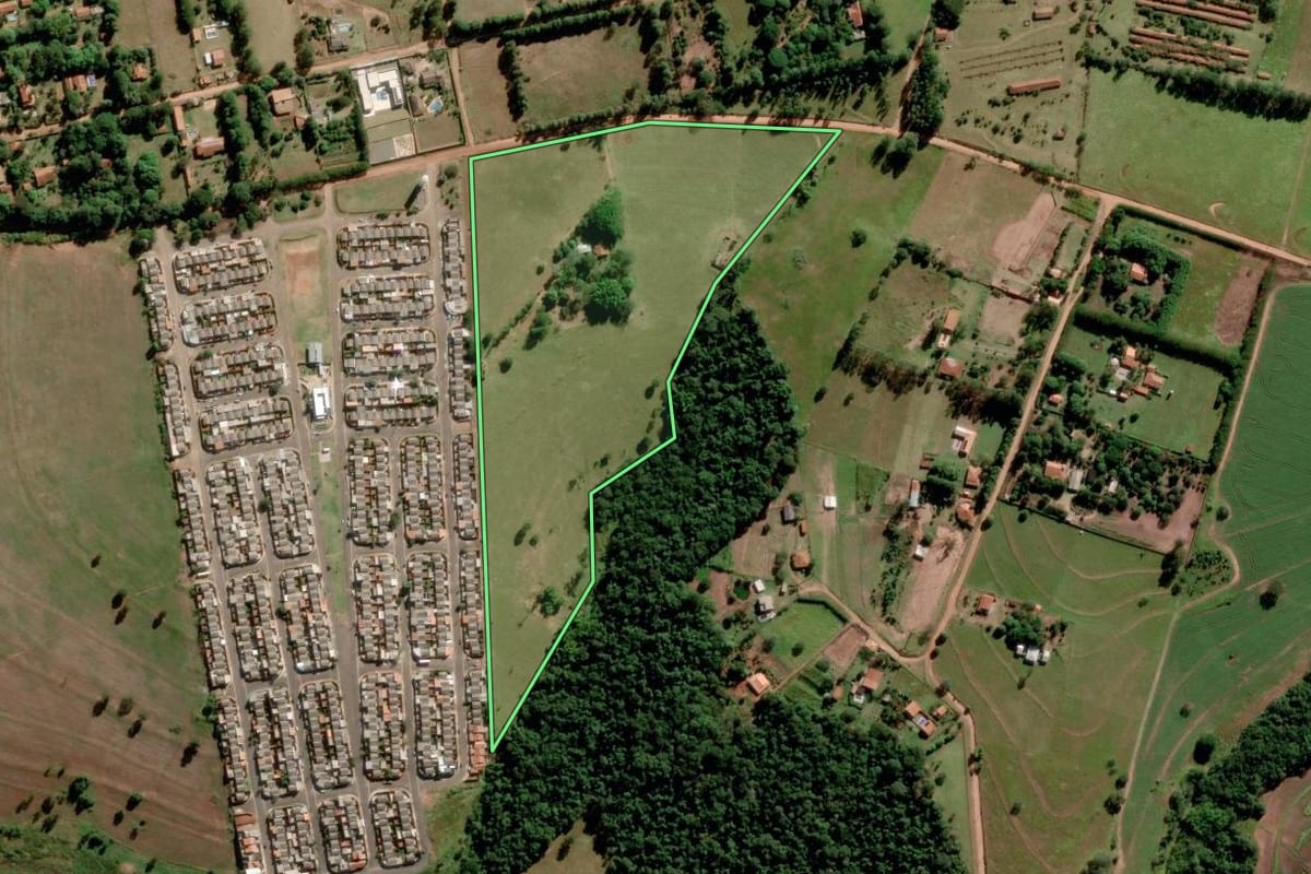 Imagem de satélite do imóvel rural em Avaré (SP), com o contorno declarado no CAR desenhado por cima.