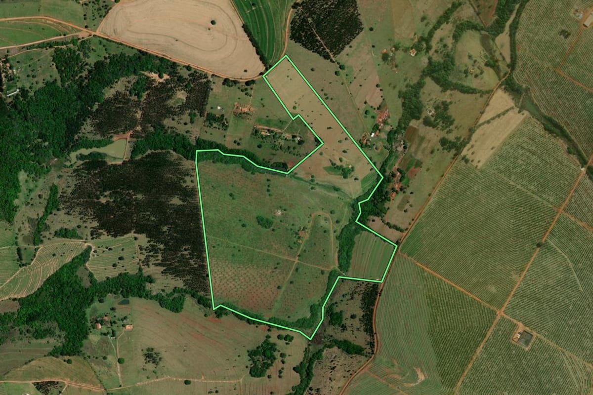 Imagem de satélite do imóvel rural em Avaré (SP), com o contorno declarado no CAR desenhado por cima.