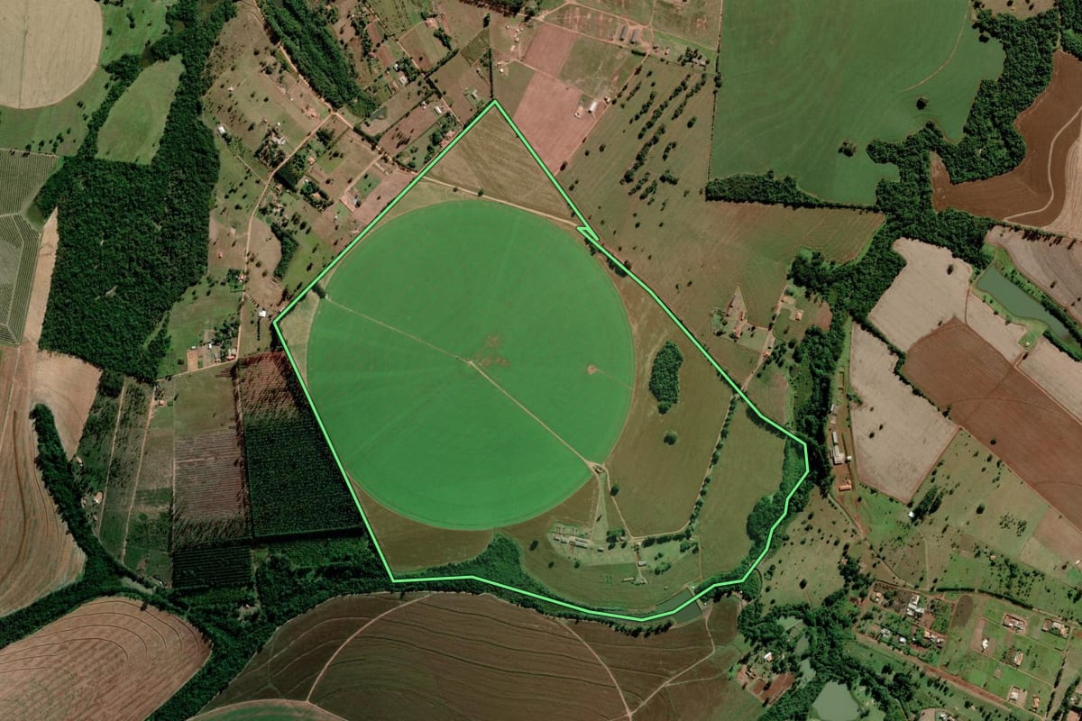 Imagem de satélite do imóvel rural em Avaré (SP), com o contorno declarado no CAR desenhado por cima.