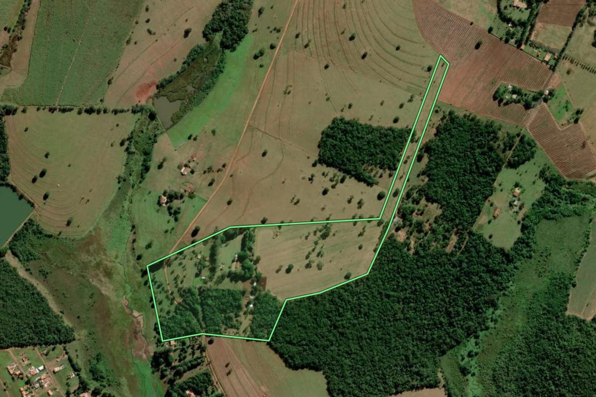 Imagem de satélite do imóvel rural em Avaré (SP), com o contorno declarado no CAR desenhado por cima.