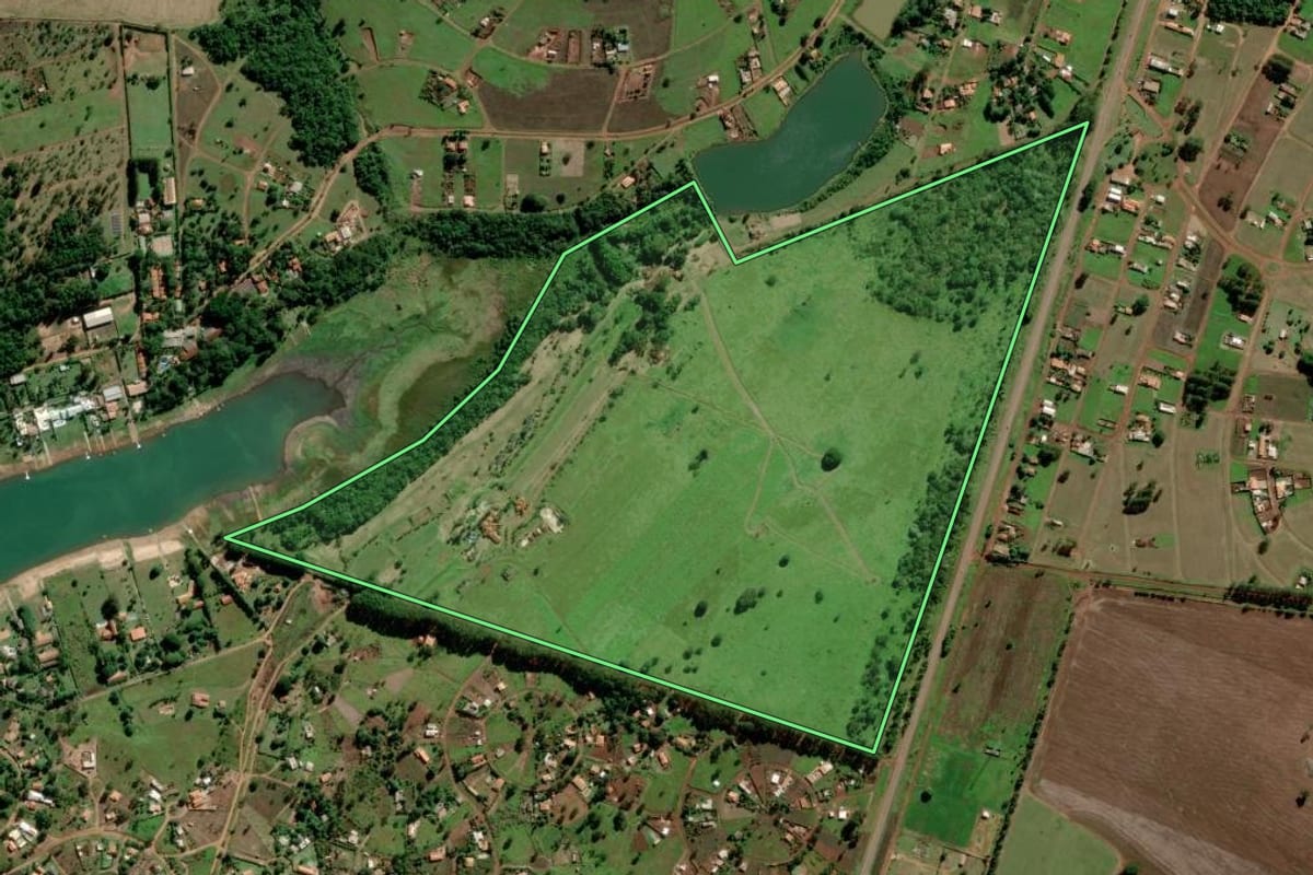 Imagem de satélite do imóvel rural em Avaré (SP), com o contorno declarado no CAR desenhado por cima.