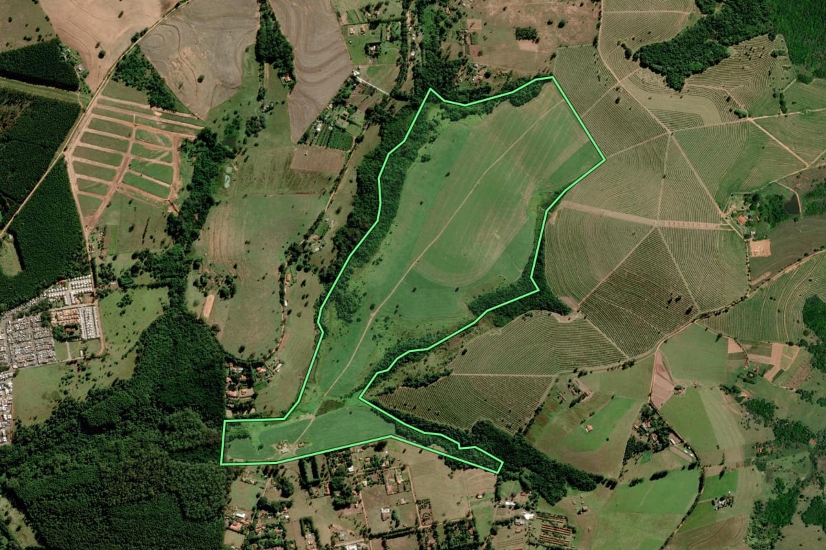 Imagem de satélite do imóvel rural em Avaré (SP), com o contorno declarado no CAR desenhado por cima.