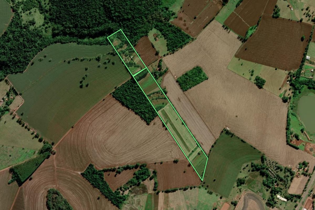 Imagem de satélite do imóvel rural em Avaré (SP), com o contorno declarado no CAR desenhado por cima.