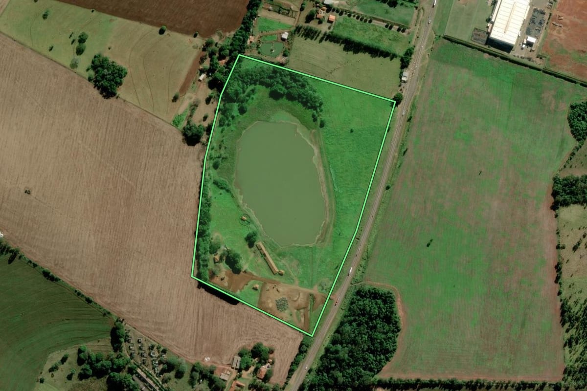 Imagem de satélite do imóvel rural em Avaré (SP), com o contorno declarado no CAR desenhado por cima.