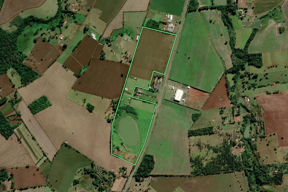 Imagem de satélite do imóvel rural em Avaré (SP), com o contorno declarado no CAR desenhado por cima.