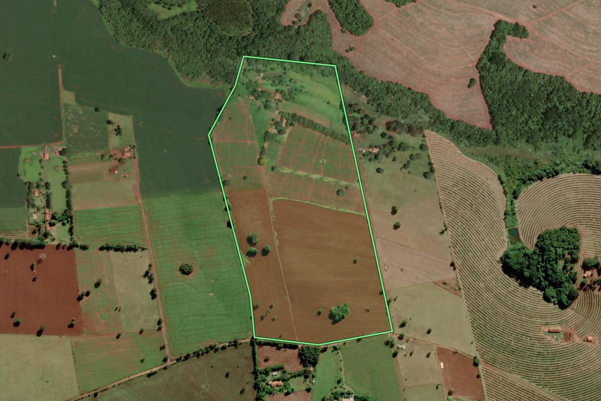Imagem de satélite do imóvel rural em Avaré (SP), com o contorno declarado no CAR desenhado por cima.